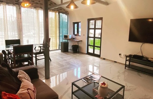 Lanark House | Cozy Owl Residence near Lanark sleeps 4