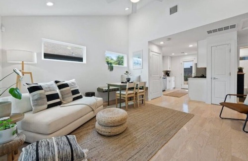 Rosewood House | COZY PATIO + MODERN COTTAGE + CONVENIENT LOCATION