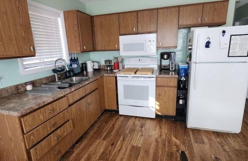 Tobyhanna Cabin | Cozy & Peaceful Retreat with Luxury Hot Tub, Grill, Firepit & Fireplace.