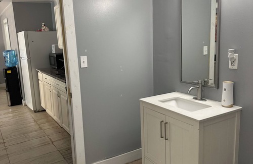 Hyde Park House | Cozy, peaceful, very clean, you can work or just get away, weekly or monthly.