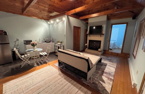 Pawcatuck House | Cozy, pet friendly 1 bedroom house in Stonington close to casinos, beach, & RI.