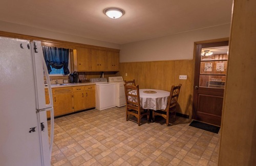 Foster House | Cozy pet friendly 3-bedroom house in charming Foster with fast WiFi, full ktch