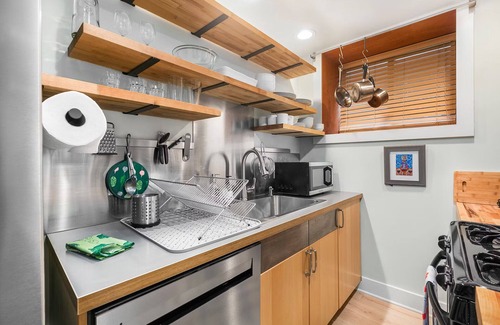 Phinney Ridge Apartment | Cozy, Pet Friendly Apartment Close to Pike Place Market, Space Needle, & more!