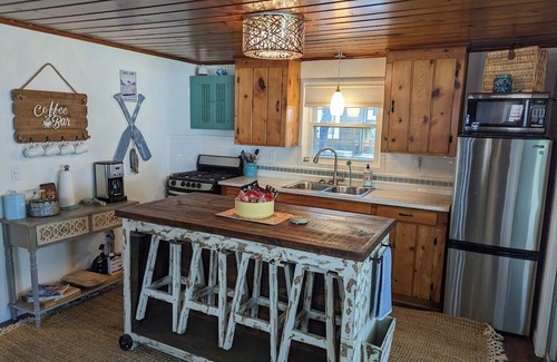 Lexington Cottage | Cozy Pet Friendly Cottage, Partial Water View, Sleeps 7, Half Block from Beach!