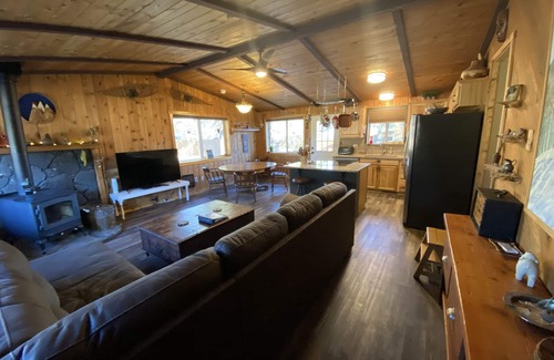 Sisters House | Cozy pet friendly home on fenced acreage