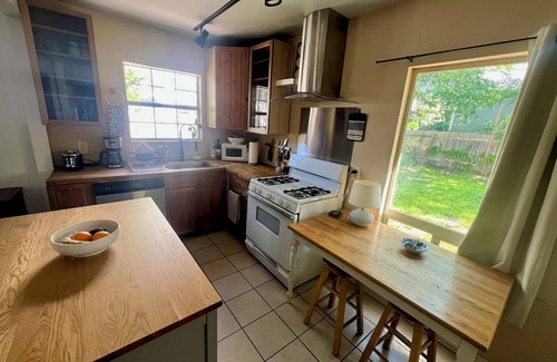 Chestnut House | Cozy & pet friendly! Perfect Location, Mueller/MLK station.