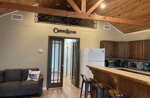 Venice Boat Rental | Cozy, Picturesque Houseboat with Great Entertainment Area