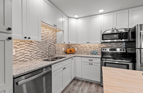 Little River Condo | Cozy Pool side Condo, 5 min from the beach!