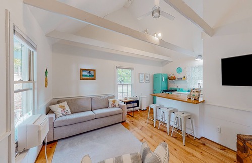 Landrum Cottage | Cozy private cottage on shared property with firepit & W/D - dog-friendly