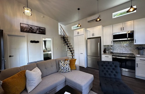 Jacksonville Cottage | Cozy private family ranch cottage! Vineyards, Britt Festival and Applegate Lake!