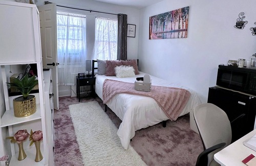 Hicksville Cabin | 🎀 Cozy Private Room 👣 Near LIRR & Shops 🛜 Fast Wi-Fi
