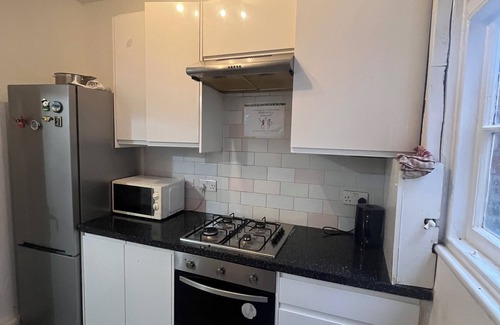 Mapesbury Apartment | Cozy Private Room Near Tube in Shared Home Suitable for Professionals