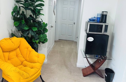 Glen Burnie House | Cozy Private Suite Gated Entry, Driveway Parking & Quiet Stay