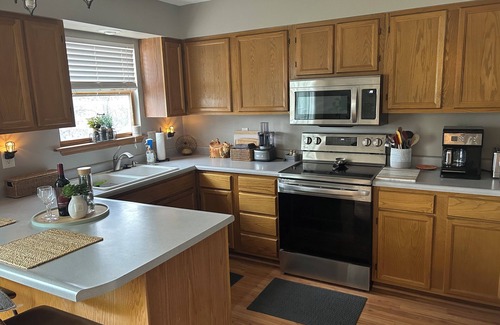 Cedar Rapids - Iowa City Condo | Cozy & Quaint 2 bedroom condo in nice NE Cedar Rapids with AC, WiFi