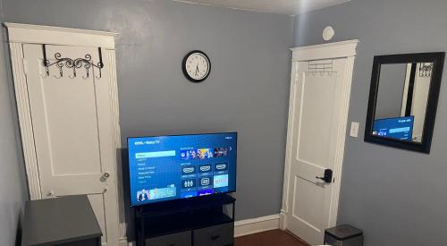 Upper Darby House | Cozy Queen Room in Friendly Shared House
