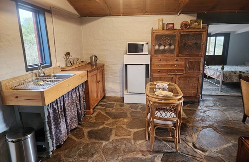 Rockleigh Cottage | Cozy, quiet cottage with outdoor spa overlooking the picturesque Bremer Valley
