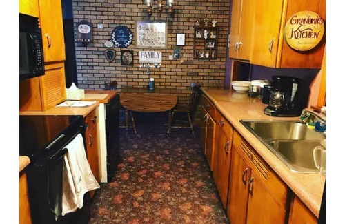 La Moille House | Cozy & Quiet Living at the Cookie Cottage