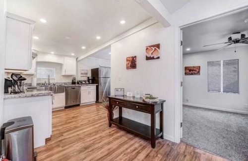 Globe House | Cozy, Quiet, Updated Home * KING Master Bedroom * Wifi * close to hospital/mines