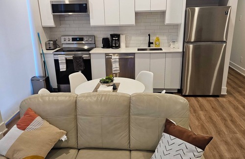 Pointe Claire Apartment | Cozy Renovated Apartment in Pointe-Claire with AC, WiFi, Parking, Washer & Dryer