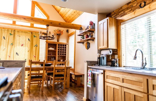 Klamath Falls Ski Chalet | Cozy renovated Running Y Chalet w Deck, Grill, Hot tub & Resort amenities.