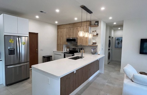 Hallandale Beach House | Cozy Renovated 2BR 1 Mile from Beach