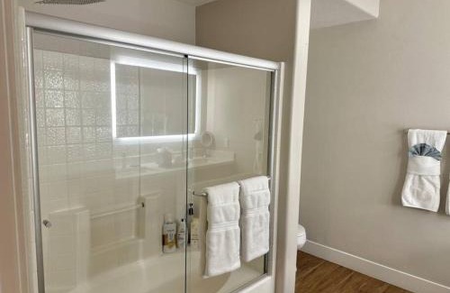 Westwood Apartment | Cozy Resort-Style Experience - Garden View