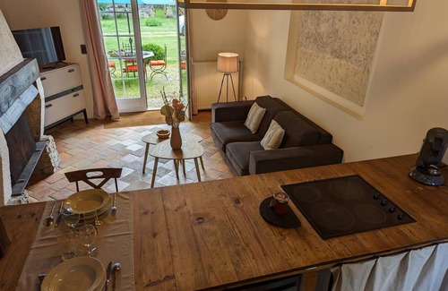 Chadurie Cottage | Cozy Retreat for 2: Heated Pool, Gardens & Baby Gear in Renovated Cottage