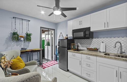 Pelican Apartment | Cozy Retreat + HotTub Oasis; stunning apartment for an Unforgettable Experience