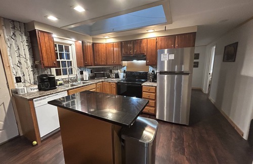 Freedom House | Cozy Retreat near Ossipee Lake, sleeps 8, pet friendly!