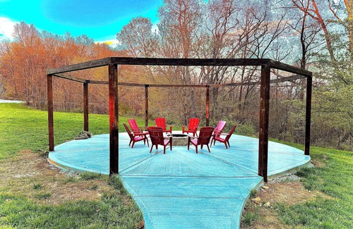 Sugar Grove Cabin | Cozy Retreat on Private Estate with Hot Tub