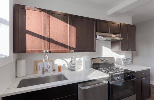 West Ridge Apartment | Cozy Retreat, Prime Location Near Loyola & Beach!