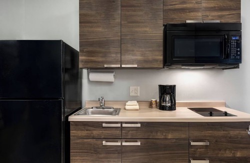 Huntersville Hotel | Cozy Retreat w/Kitchen! Free Parking, BBQ Facilities, Pet-Friendly!