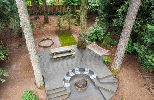 Oak Grove House | Cozy River Forest Retreat