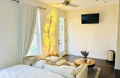 Hadley - Washington House | Cozy, Romantic getaway. Modern mountain lodge feel in the heart of Nashville.
