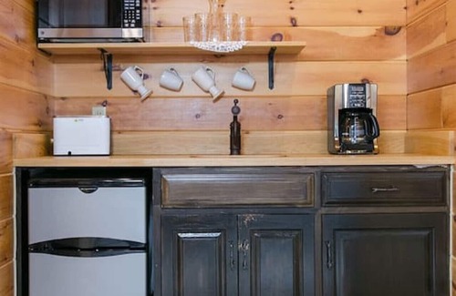 Millersburg Apartment | Cozy Romantic Suite for 2 in Ohio's Amish Country