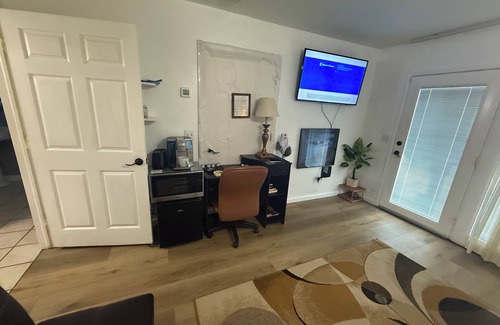 Midwest City House | Cozy Room apartment in a quiet neighborhood wt King Size bed, Wifi n' smart Tv