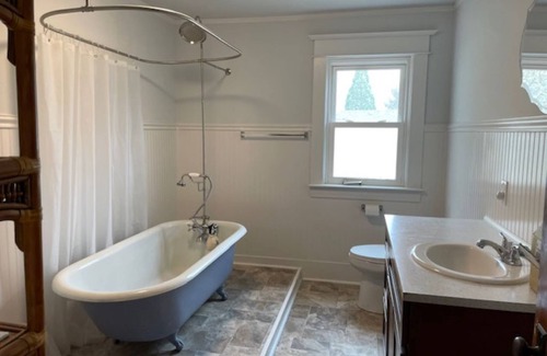 Forest Grove Bed & Breakfast | Cozy room in Bed & Breakfast in an updated historic home in Forest Grove, Oregon