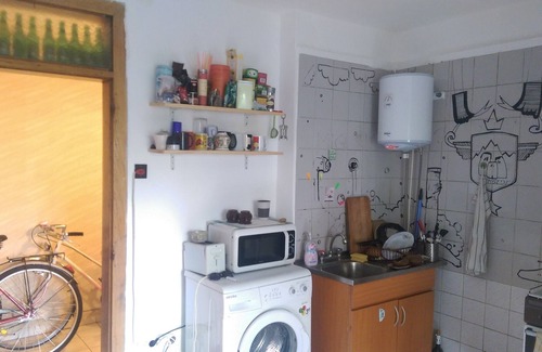 Bucharest House | Cozy Room near the Old Town Center (Unique Graffiti-painted Apartment)