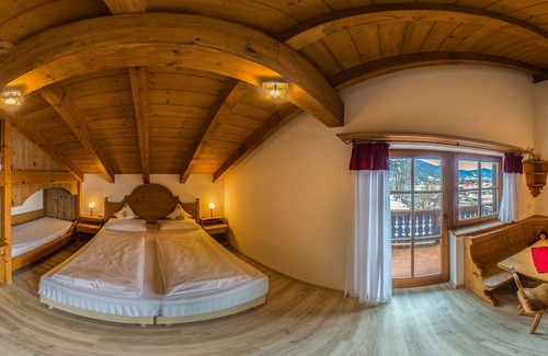 Oberammergau Hotel | Cozy room on the larch hill, hiking trails right outside the door