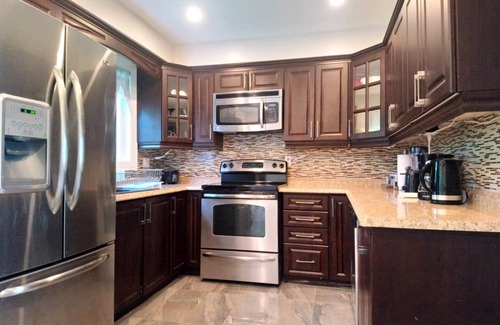 Oakville House | Cozy room with private bathroom near Sheridan College Trafalgar campus