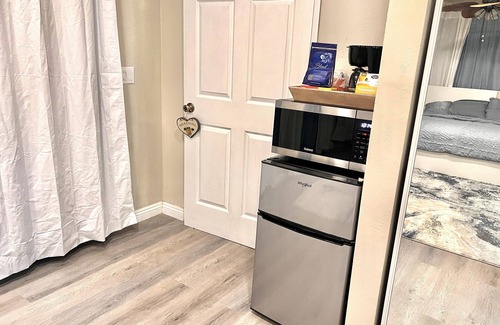Harbor House | Cozy Room with Private bathroom & Entrance