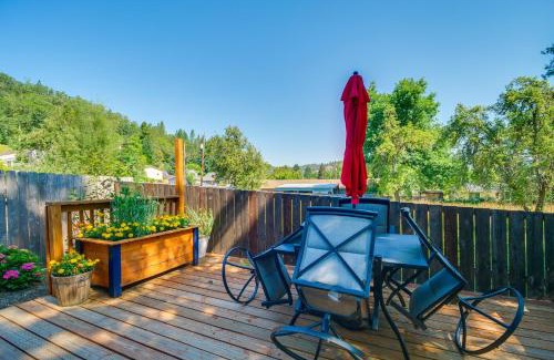 Roseburg House | Cozy Roseburg Home with Fire Pit and Gas Grill!