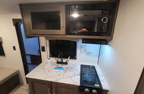 Shelby House | Cozy RV Getaway for Couples!