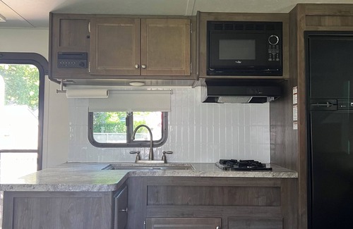 Brockton House | Cozy RVnB with 1 bedroom and WiFi, AC in Southshore