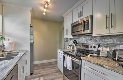 Indian Beach Sapphire Shores Apartment | Cozy Sarasota Retreat - 3 Blocks to the Coast!