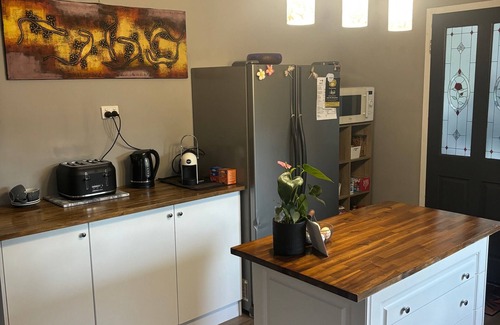 Martin Cottage | Cozy secluded bush hideaway amongst the tall trees only 30 mins from Perth CBD.