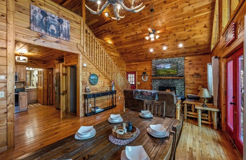 Wears Valley House | Cozy, Secluded Cabin, All King Beds, Hot Tub, 2- Ply, Fire Pit & Game Room!
