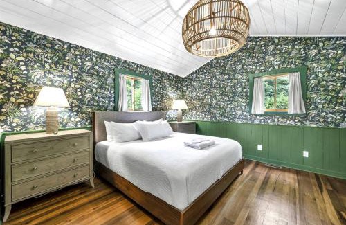 Ava House | Cozy Secluded Cabin with Games and Hot-tub in Sarahsville, Ohio