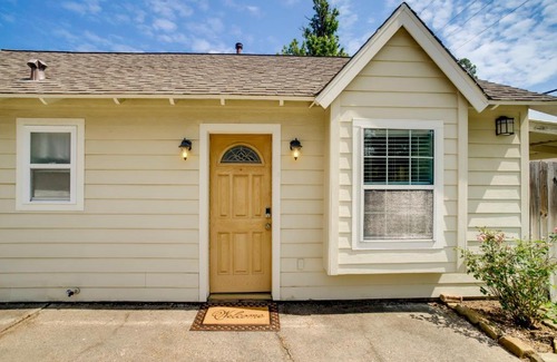 Shenandoah House | Cozy Shenandoah Home Less Than 2 Mi to The Woodlands Mall!