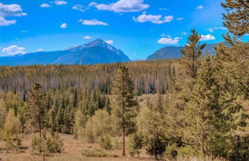 Wildernest House | Cozy Ski Condo + Hot Tub + Fireplace + Heated Pool